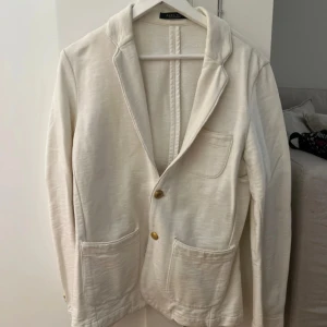 Vit kavaj - Vit kavaj med guldiga knappar från zara i storlek M