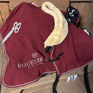 Vinrött fleece täcke från Equestrian Stockholm - Säljer ett fint vinrött fleece täcke från Equestrian Stockholm med vitt ludd vid manken och super fina detaljer vid svansen. Nästan oanvänt och köpt för 3 år sedan, nytt. Hör av er för fler bilder eller frågor! 💗
