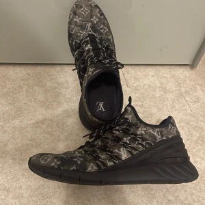 Louis Vuitton Fastlane monogram  44/45 - Hej säljer ett par underbara LV/ Louis Vuitton sneakers som bara ligger i garderoben och tar plats, skicket på dom är jätte bra och ser knappt använda ut efter en tvätt!   (Storleken är 10 UK vilket motsvarar 44eu storlek passar 45 också)  Dom är 100% äkta, 