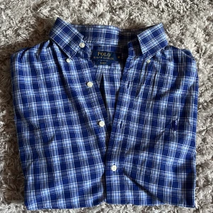 Ralph Lauren slim fit skjorta - Säljer denna snygga Ralph Lauren skjortan i storlek M med en slim passform. Den är i bra skick utan defekter. Bara att skriva över frågor och funderingar.