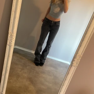 Svarta bootcut jeans från Gina Tricot - Säljer ett par svarta bootcut jeans från Gina Tricot. Jeansen har klassisk femficksdesign, normal passform och hög midja. Snygg tvättad svart färg och stängs med dragkedja och knapp. Perfekta till din vardagsstil! Köpte dem ganska länge sen och använt dem några gånger, väldigt fina.