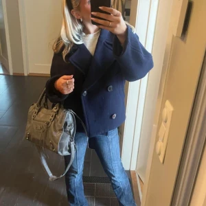 Åhléns kappa - Säljer min Åhléns blå kappa som är liknade bilden, bra skick och har inte använt många gånger💗💗 skriv för bilder eller prisförslag💛💛