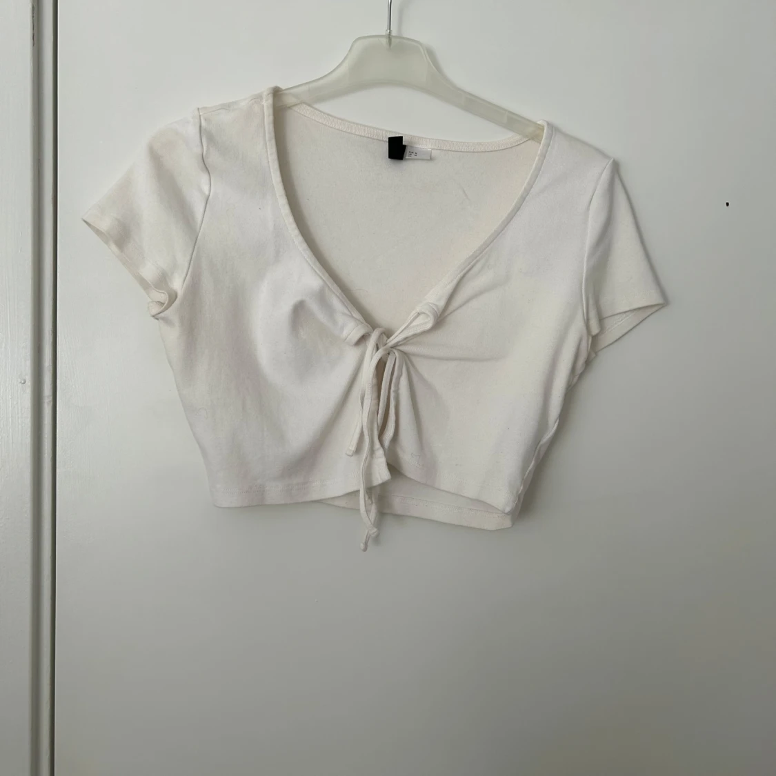 Vit croppad knyt-topp