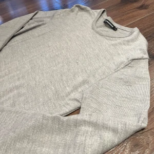 Grå tröja i merinoull från J.Lindeberg - Snygg grå tröja från J Lindeberg i 100% merinoull! Väldigt bra skick med små tecken på användning Nypris 1300kr! Skriv gärna vid frågor!