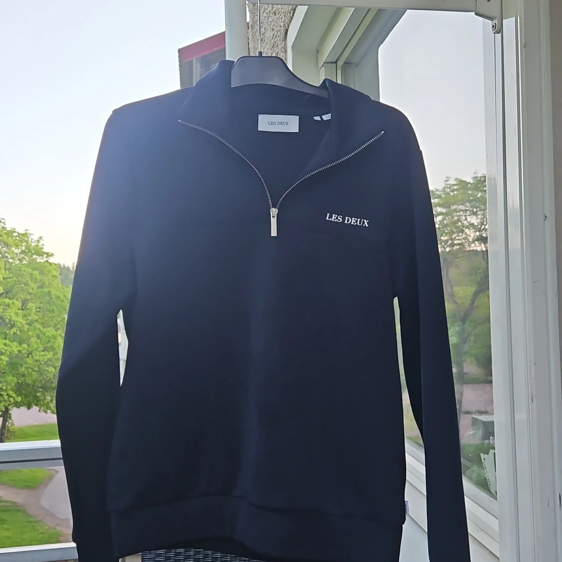 Mörkblå tröja med dragkedja från Les Deux
