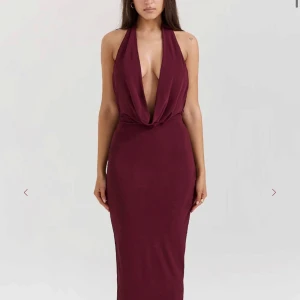helt ny house of cb  - Helt ny, med prislapp. House of cb. Säljer en vinröd långklänning med halterneck och djup v-ringning framtill. Klänningen har öppen rygg och en tight passform som framhäver figuren. Perfekt för dig som vill sticka ut med en elegant och stilren look. Äkta!