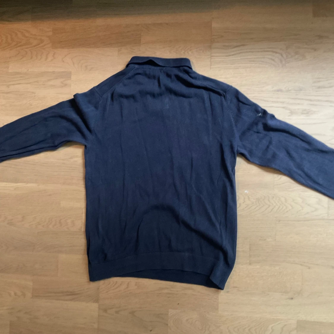 Mörkblå pikétröja från Zara - 1