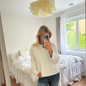 Stickad tröja - Säljer en stilren finstickad vit tröja från Object. Den är väldigt mjuk i materialet. Storlek M, köpt för 499 kr 