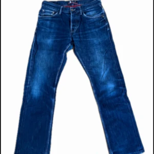 Blå jeans från Pepe Jeans x Andy Warhol - Säljer ett par klassiska blå jeans från Pepe Jeans i samarbete med Andy Warhol Foundation. Jeansen har raka ben, normal passform och snygga detaljer med röd insida i midjan. Perfekta för dig som gillar stilrena och tidlösa jeans. Tveka inte på att höra av dig vid frågor!