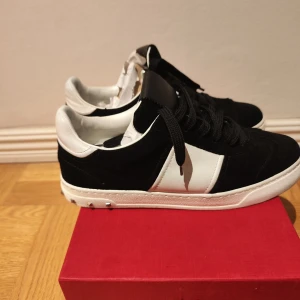Valentino flycrew - Säljer ett par flycrews som används ett fåtal gånger under en kort period då de snabbt blev för små. Size 38, stora i strl så passar 39, mått innersula 24,5cm Box och dustbag tillkommer mer och alla spikarna finns. Finns ett märke på undersulan men inte som stör. Kan frakta eller mötas i Norrköping/Nyköping med omnejd