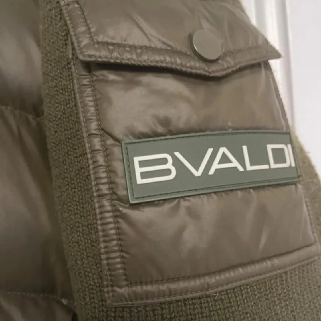 Olivgrön pufferjacka från Bvaldi - 1