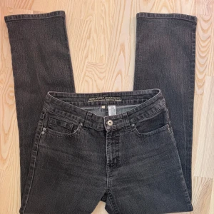 Vintage gråa jeans - Riktigt snygga gråa jeans med en tvättad look och broderade detaljer på bakfickorna. Någonstans mellan bootcut och wide-fit i strl 40/M. Köpta second hand! Säljer då de tyvärr inte passar <3