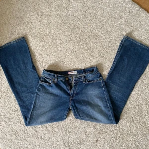 Blå Levis jeans - Klassiska blå Levis jeans med ganska raka men fof bootcut. Lite insydda i midjan.