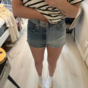Jeansshorts - Säljer dessa jeansshorts från Levi’s med två olika tvättar. Dom är högmidjade och i riktigt denim tyg. 🩷😇 Står ingen storlek i men skulle säga Xs/S, dvs 24/25 i midjan