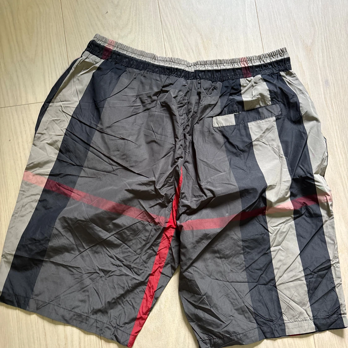 Badshorts med burberry mönster - 1