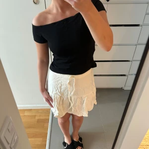 Kjol från Brandy Melville - Söt kjol i linneblandning från Brandy Melville, har snörning i midjan så att man kan justera själv 💖 så otroligt fin till sommaren