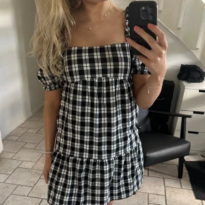 Rutig klänning - Superfinn kortklänning i svartvitt rutigt mönster och puffiga kortärmar. Perfekt nu till sommaren 🌸🌸🌸