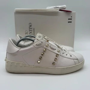 VALENTINO ROCKSTUD SNEAKERS - Valentino rockstud sneakers - Skick: 9,5/10 - Storlek 39 - Tillbehör: Dustbag, extra nitar - Nypris 7700kr - deluxecloset 