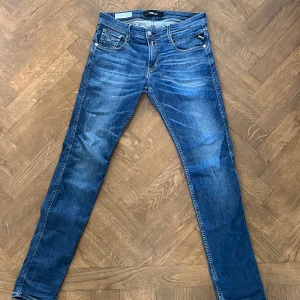 Blå jeansbyxor från Replay - Replay anbass i storlek 30/34 med väldigt snygg tvätt, har en liten defekt som syns på sista bilden 🙌