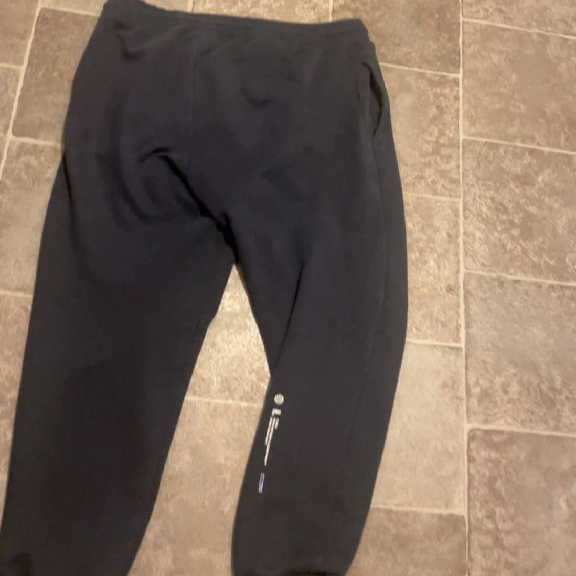 Svarta mjukisbyxor med hoodrich tryck på sidan strl Xl - 1