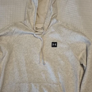 Hoodie  - Hoodie från Under armour.  Inga byten