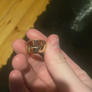 Fyra olika ringar i metall OBS vet inte storlek - Säljer fyra olika ringar i metall. En är guldig och slät, en är silverfärgad och slät, en är silverfärgad med fyrkantig form och en är silverfärgad med rutmönster. Perfekta accessoarer för att lyfta din stil. 100kr styck.