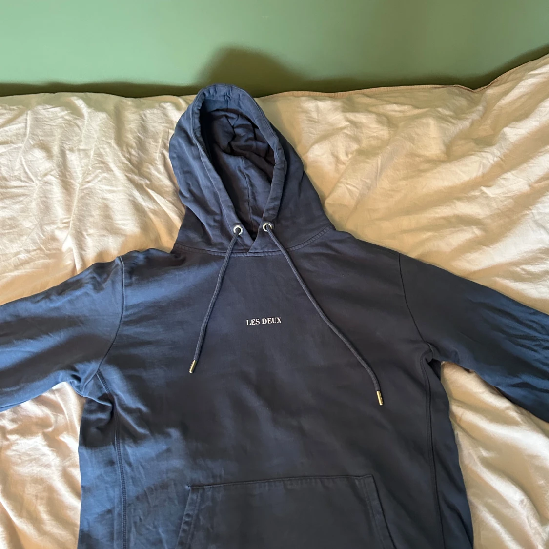 Mörkblå hoodie från Les Deux - 1