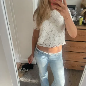 Vit blommig blus i spets - Superfin vit blus med blommigt spetsmönster. Super fin på vardagar och speciella tillfällen! Pris kan diskuteras!!!