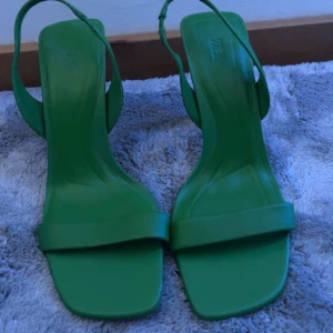 Klackar 💕 - Skorna har hög klack och öppen häl med en enkel rem runt ankeln. Perfekta för att lyfta din sommarlook med en pop av färg. Pris kan diskuteras 💕