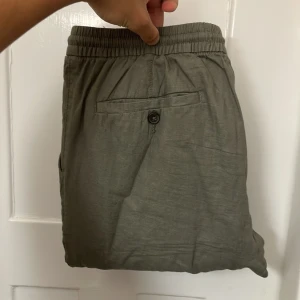 Olivgröna Dressman linen byxor - stl M - Byxorna har inga defekter. De är endast lite skrynkliga men det går att fixa med strykjärn. Skick 10/10✨