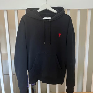 Svart Ami Paris hoodie - Ami Paris hoodie köpt från deras hemsida. Bra skick