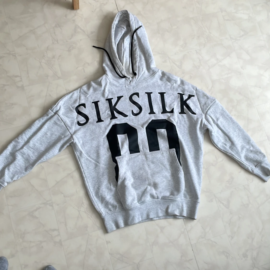 Grå hoodie från SikSilk XS