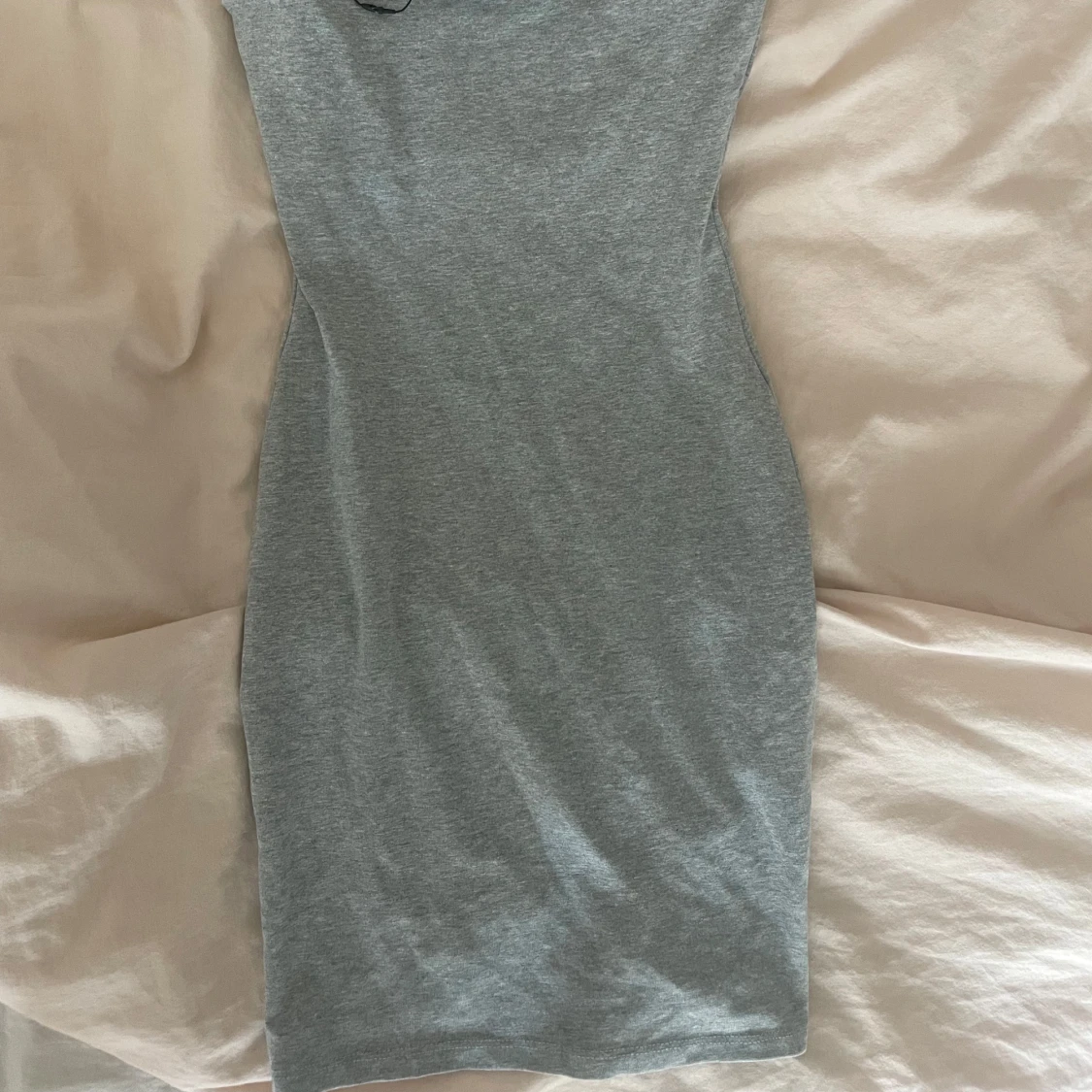 Grå tight klänning från Zara - 1