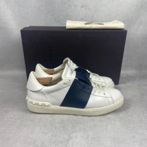 Valentino open skor - VI TAR EJ BYTEN! Valentino open sneaker | Skick: 9/10 | Storlek: 40 (passar större) | Nypris: 7280 | Pris: 3999 | Fraktar via postnord på köparens bekostnad | Hör av dig vid minsta fråga eller fundering📩