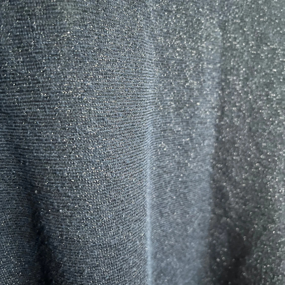 Glittrig svart tröja med volangärm - 2