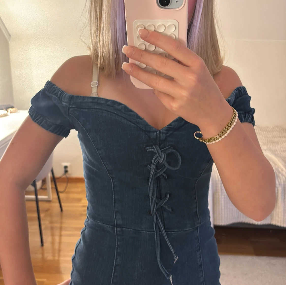 Mörkblå jeansklänning med snörning - 1