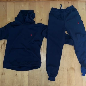 Polo Mörkblå set - Mörkblå Polo set, passar bra som L, är 180 80kg och passar bra, produkten är dålig kvalité det är drf den är så billig 