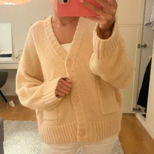 Stickad kofta med fickor Kappahl - Stickad kofta från kapphal, helt oanvänd med prislappen kvar! Rosa/korall färgad 