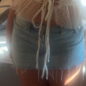True Religion ljusblå jeanskjol - Säljer en snygg ljusblå jeanskjol från True Religion med rå kant och flera silverfärgade knappar framtill. Kjolen har coola fickor både fram och bak, samt klassisk True Religion patch. Köpt för 1099kr i storleken W24 och aldrig använd🤍