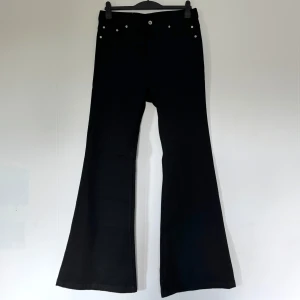 Rick Owens Bolan Cut Jeans - Säljer mina bolan jeans från Rick Owens. Dsvdv. Storlek 32, midjan är 41cm, längden är 122cm och benöppningen är 35cm. Lmk ifall du undrar något!!