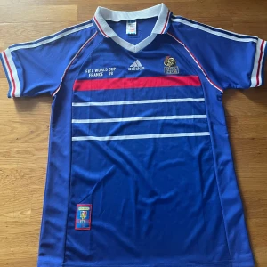Frankrike 1998 fotbollströja  - Frankrike fotbollströja från VM 1998. Säljer då jag bara använt den en gång, alltså i princip nyskick! Pris går att diskutera, skriv vid funderingar!