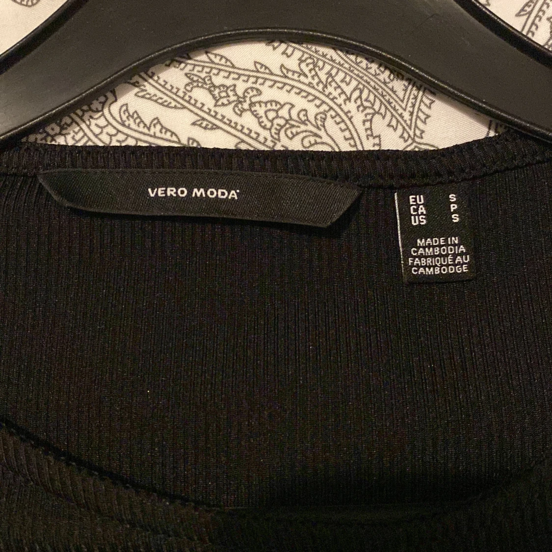 Svart ribbad topp från Vero Moda - 1