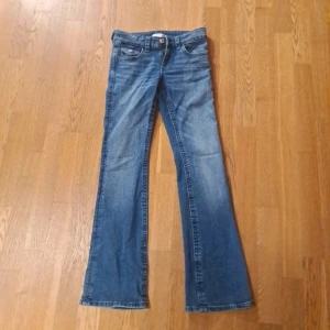 Blåa jeans från gina tricot - Blåa jeans från gina tricot. Knappt använda nån gång. Absolut inga tecken på användning. Strl 164