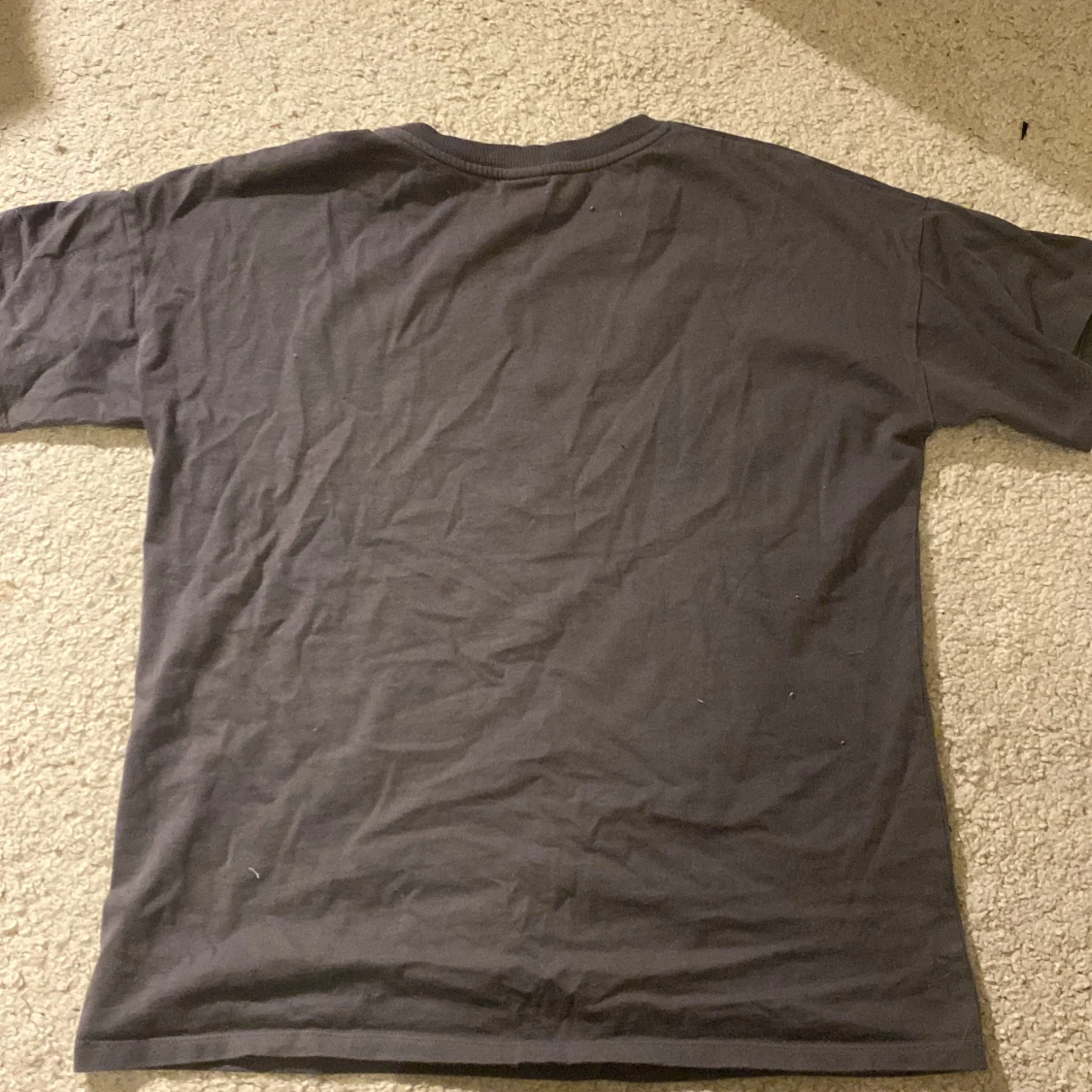 Svart/ grå  t-shirt med tryck från Lindex - 2