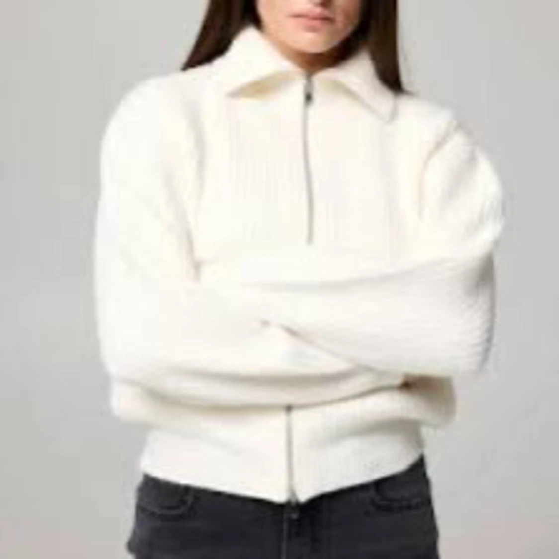 Vit stickad kofta med dragkedja bikbok