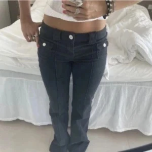 Jeans - Säljer dessa populära jeansen från hm då de ej kommer till användning, har dock klippt de där nere, så de passar mig som är 158❣️osäker på storlek, men s eller xs 