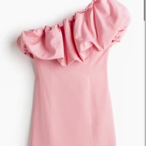 Rosa offshoulder klänning med volang - Slutsåld Superfin rosa klänning från HM. Den är i nyskick och bara använd en gång🩷