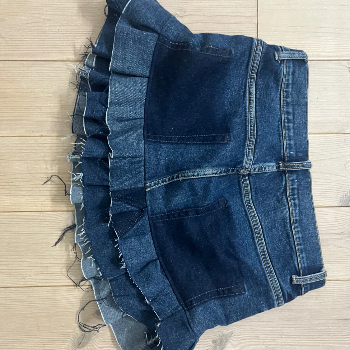 Mörkblå jeanskjol med volang - 3