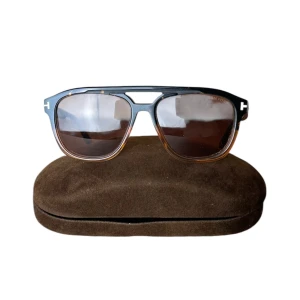 Tomford  - Tomford ”Gerrard” solglasögon, slut såld modell. Skick 8.5/10 super fräscha med box. Pris 2190kr finns att köpa på våran hemsida, Fashionels.com