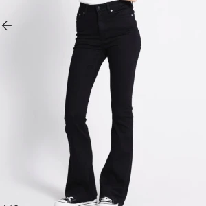 Svarta bootcut jeans med hög midja - Snygga svarta jeans med bootcut och hög midja. Aldrig använt de, så de är helt nya💕
